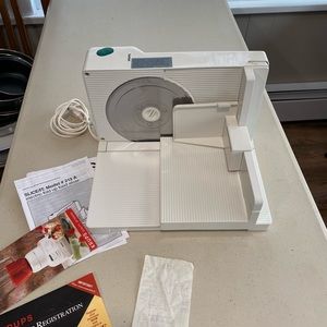 Electric fold up food slicer